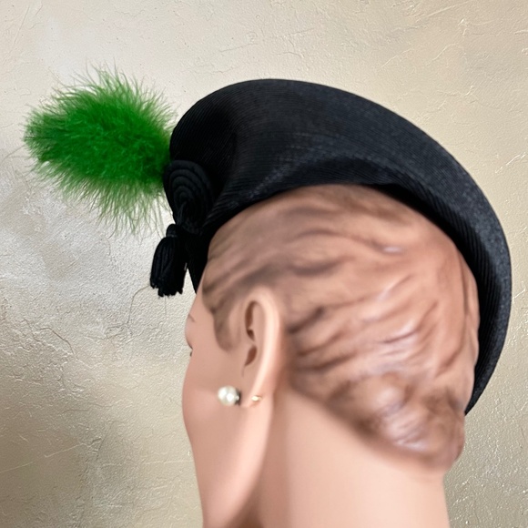 EXCITING 1940s\' BLACK STRAW BERET WITH TALL GREEN FEATHERS, ROUND TRIM & TASSLES main image 12